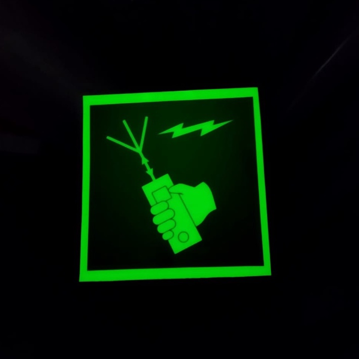 

Stiker GLOW IN THE DARK SAFETY SIGN WITHOUT TEXT SURVIVAL CRAFT PORTABLE RADIO / Label Safety GLOW IN THE DARK PORTABLE RADIO / Sticker Kapal / Stiker Safety Kapal