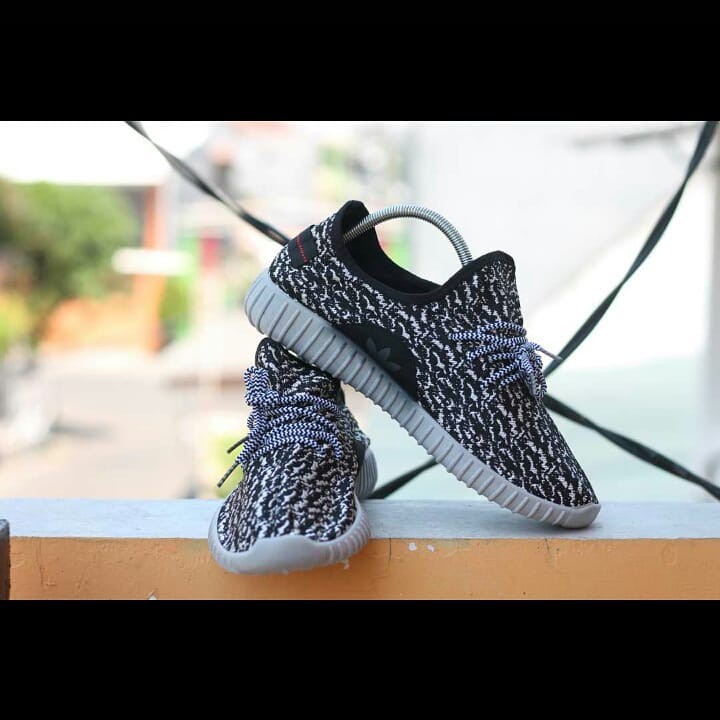 Sepatu Adidas Yezzy Import Premium Putih Vietnam Sneakers Man Women Running Jogging Senam Olahraga