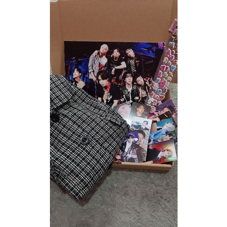 Gift Box Tartan/Gingham Shirt Bangtan atau Outer Bangtan plus poster kayu BTS season greeting bonus 