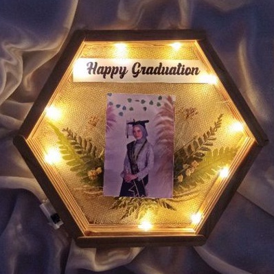 

Golden Gift Hexa Flower in frame kado wisuda dan nikahan (free box)