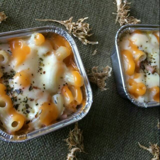 

Macaroni schotel with sauce cheese n mozzarella