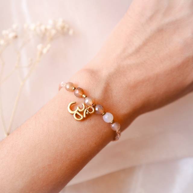 Gelang tangan Ohm stone loliastuff (gelang etnik / gelang batu / gelang tali / gelang stone/ gelang batu/ gelang kepang/ gelang beads/ gelang braided/ gelang bracelet/ gelang unik/ gelang yoga/ gelang ohm/ gelang ongkara)