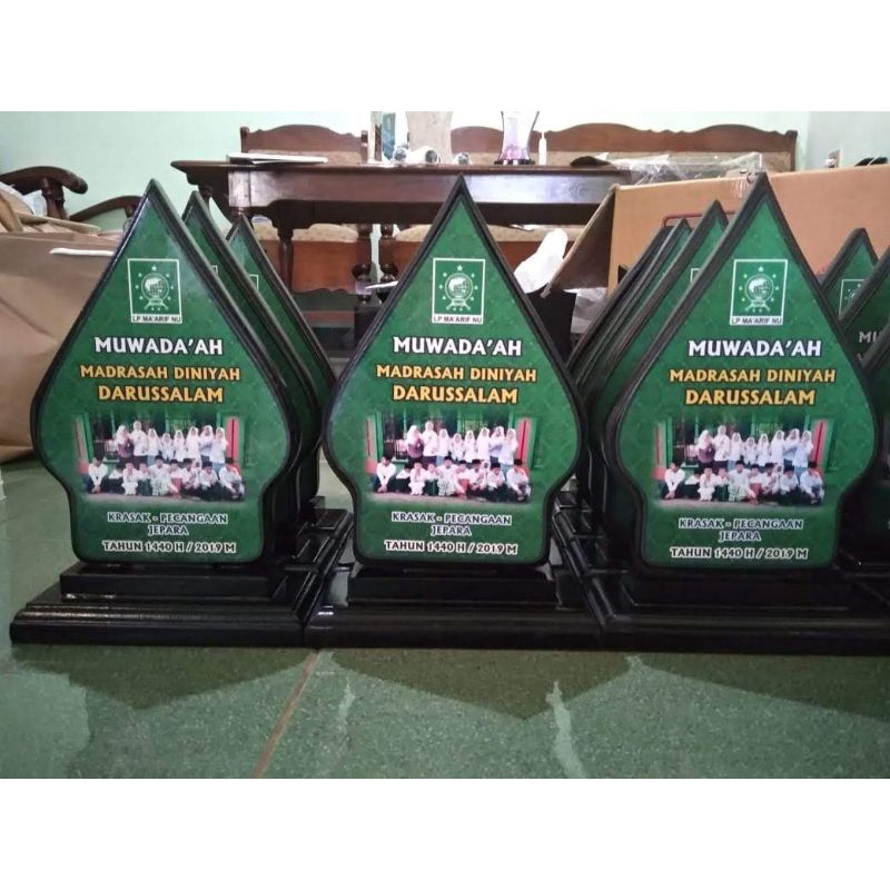 Kenang Kenangan Plakat Kayu