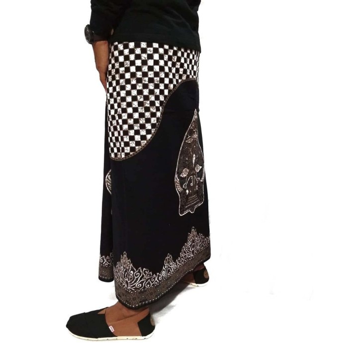 sarung-celana- sarung batik halus motif wayang gunungan - warna hitam putih - sarung -celana-sarung