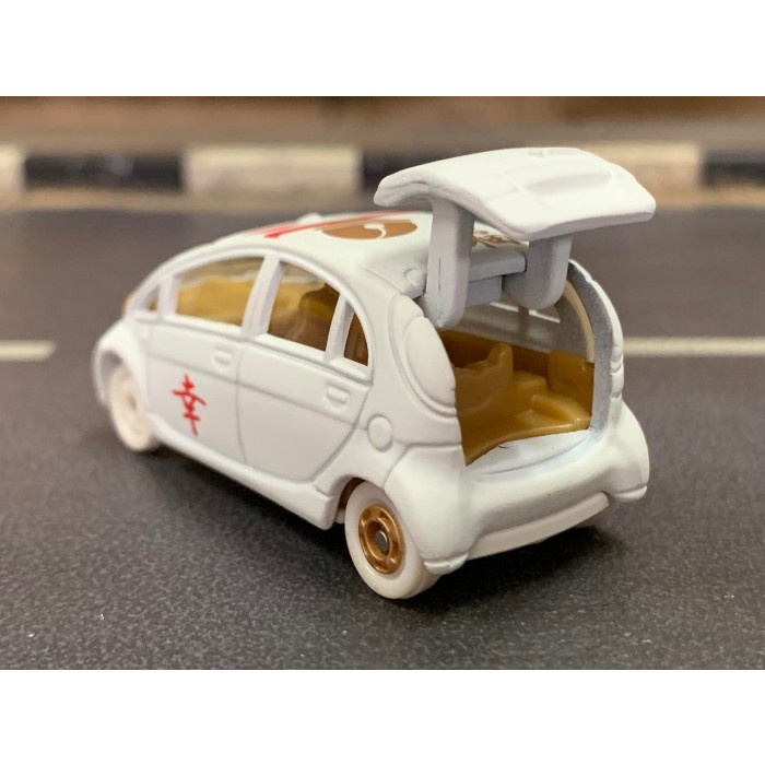 2014 Lucky Tomica Good Luck Charm Maneki Neko- Mitsubishi i-MiEV White