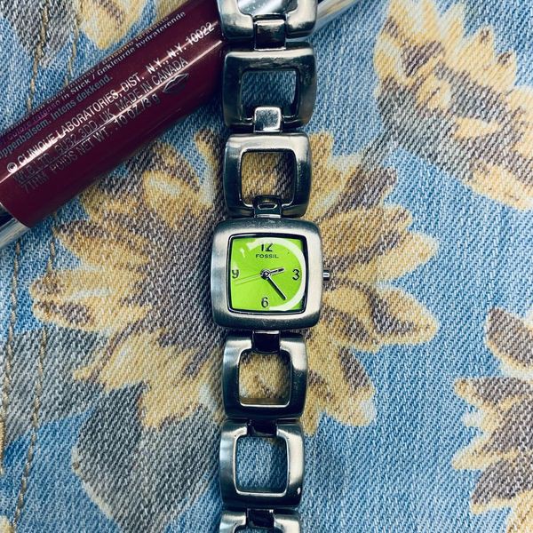 Jam fossil vintage Es1057 kondisi bekas baret halus pemakaian.