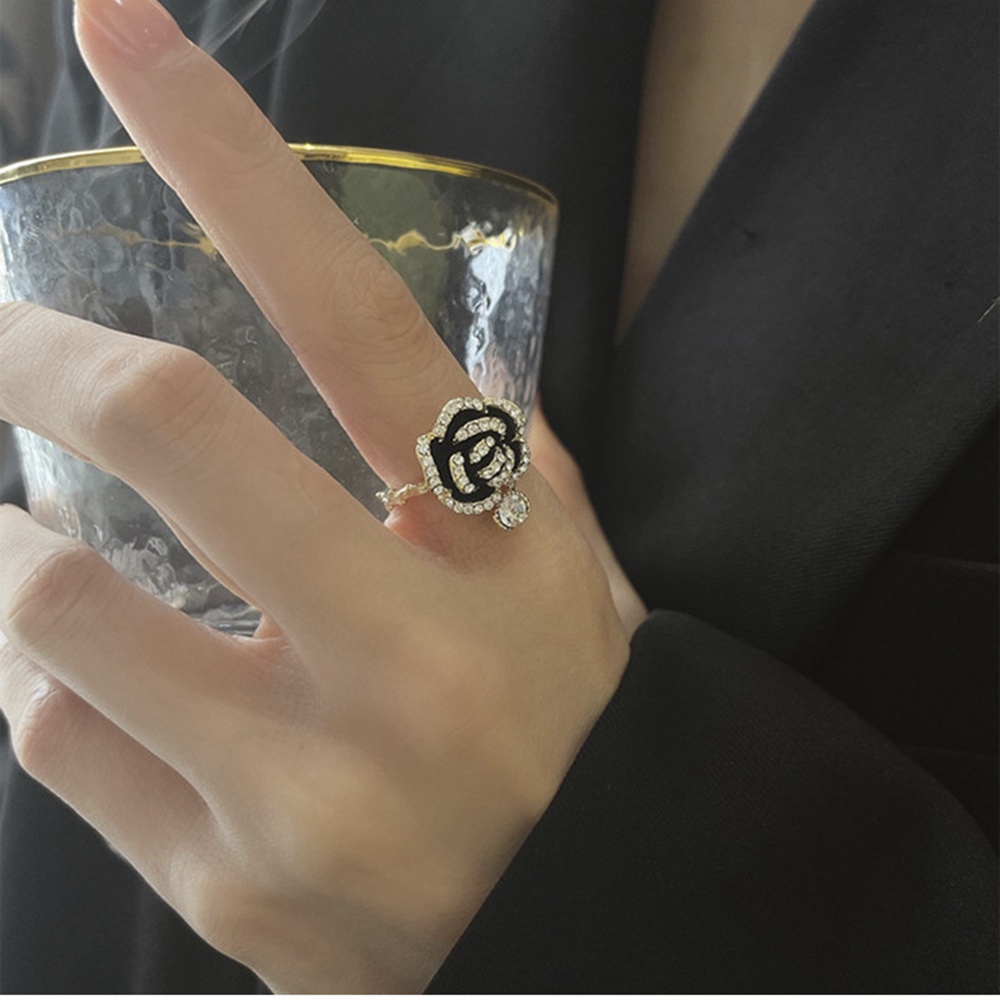 Cincin Model Terbuka Desain Bunga Camellia Hias Zircon Hitam Gaya Retroelegan Adjustable Untuk Wanita