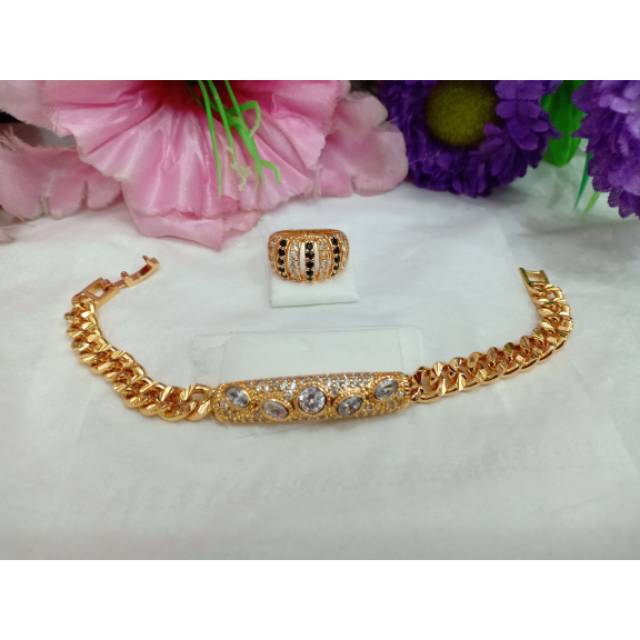 Gelang dan cincin bermata berlian