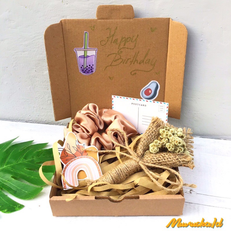 

HAMPERS BUCKET BUNGA SCRUNCHIES AESTHETIC POST CARD HAPPY BIRTHDAY