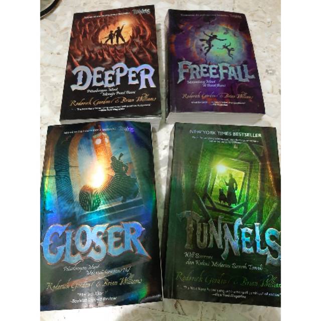 Novel fantasi TUNNELS, DEEPER, FREEFALL, CLOSER