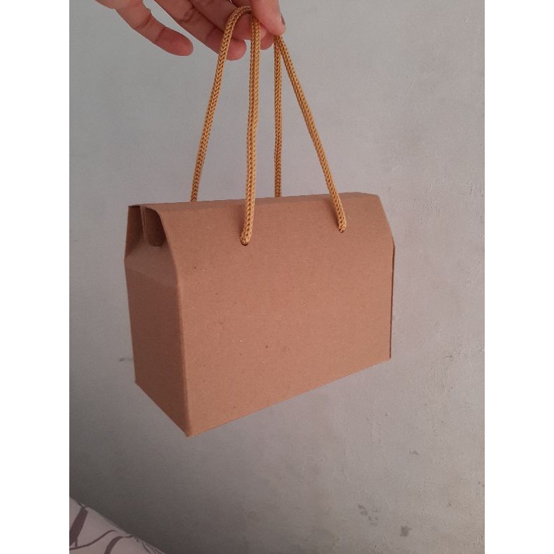 

box ada tali tenteng nya 14x7x7 cm