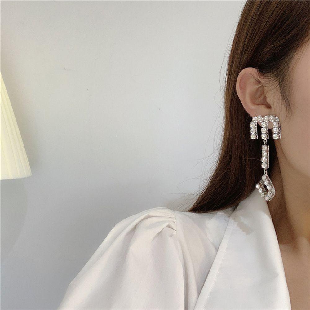 [Elegan] Anting Wanita Trendi Bentuk Bintang Berkilau Fashion Berlian Imitasi Temperamen Asimetris