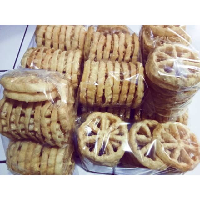 

Kembang goyang manis wijen (perbungkus 18 pcs)