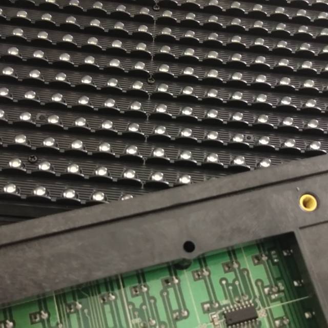 Panel running text putih p10 outdoor