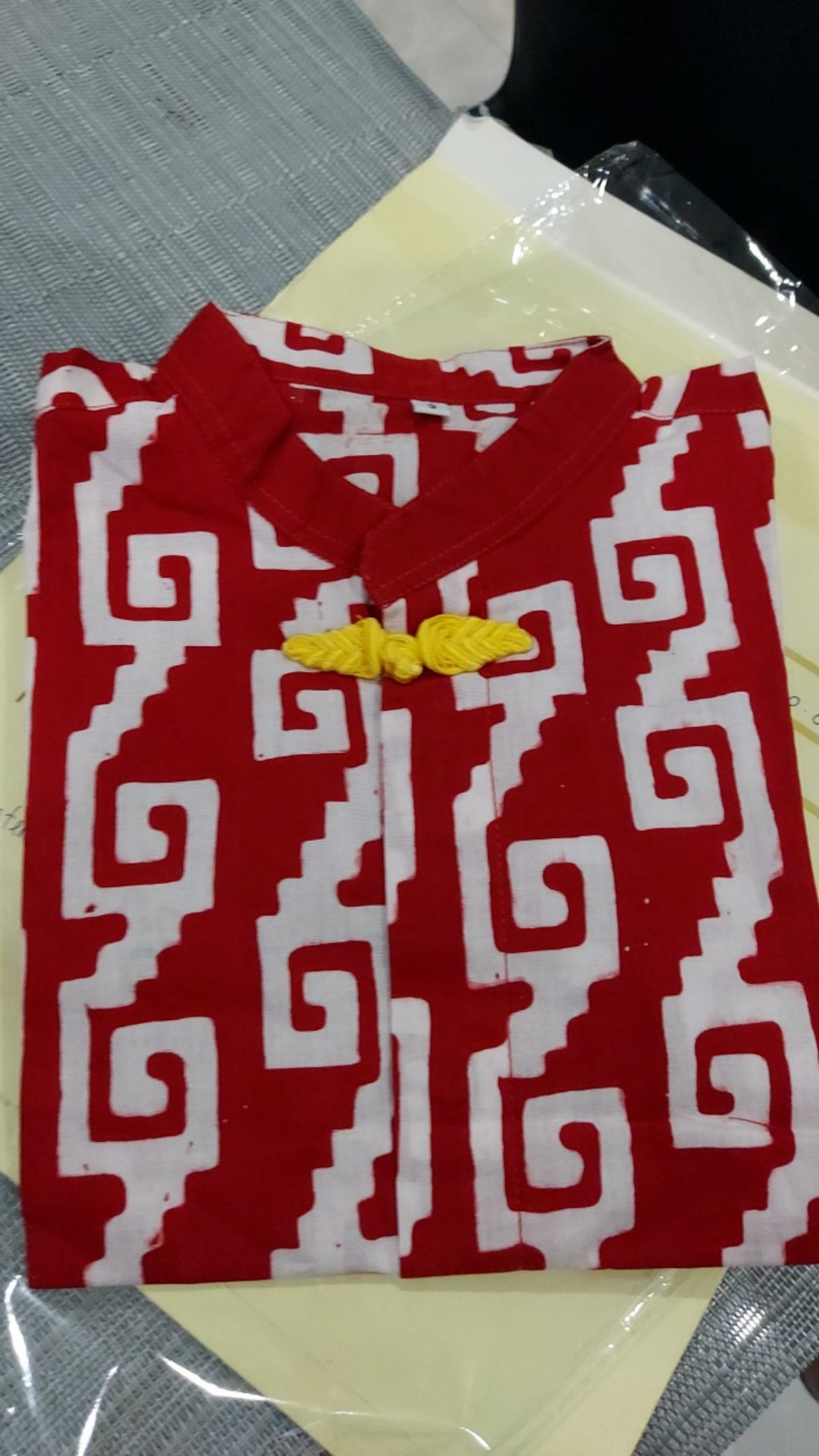 Akai Shirt (kemeja Cheongsam Anak Bahan Batik Merah Kancing Kuning)