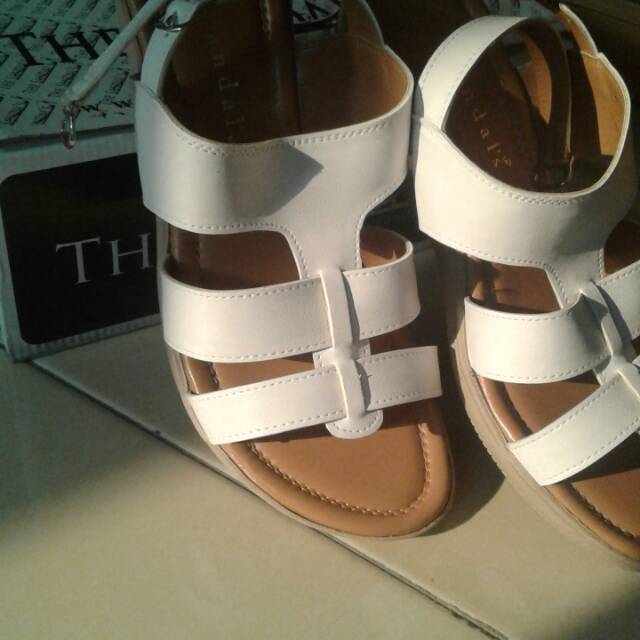 Sepatu sandal merk The sandals