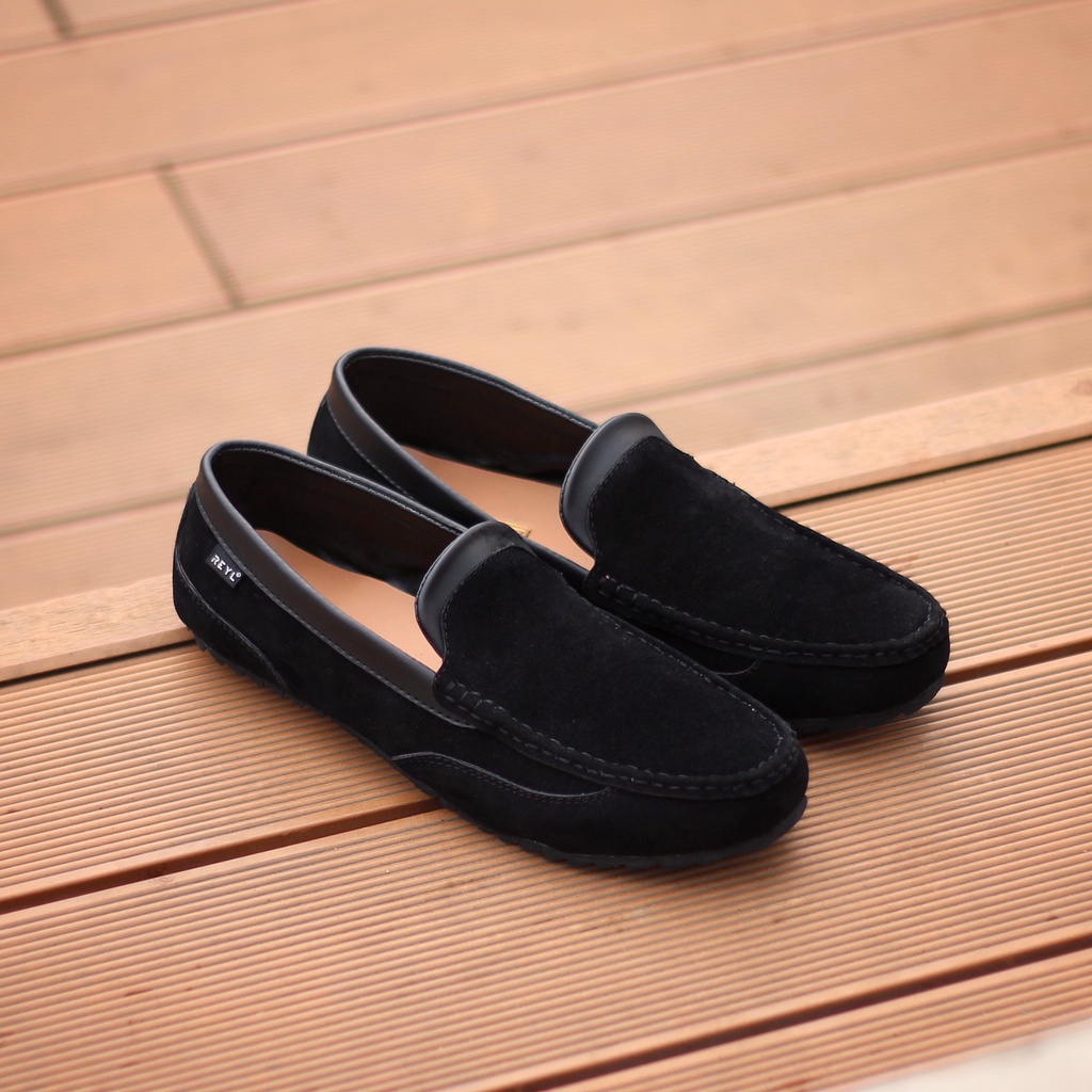 POP FULL BLACK ORIGINAL x REYL MAN Sepatu Slip On Hitam Pria Slop Simple Casual Jalan Santai Hangout Kondangan Kuliah Loafers Semi Formal Kerja Kantor Moccasin Kantoran Kulit Suede Premium Footwear Big Size Jumbo Ukuran Besar 44 Distro Bandung Keren Murah