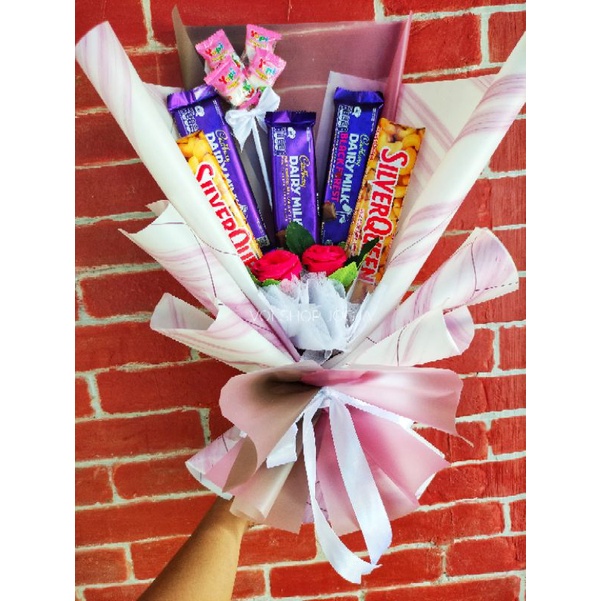 BUKET COKLAT VALENTINE ISTIMEWA CADBURY SILVERQUEEN MIX FREE KARTU UCAPAN UNTUK PACAR, PASANGAN DAN GEBETAN KIRIM GOSEND GRAB SIAP KIRIM