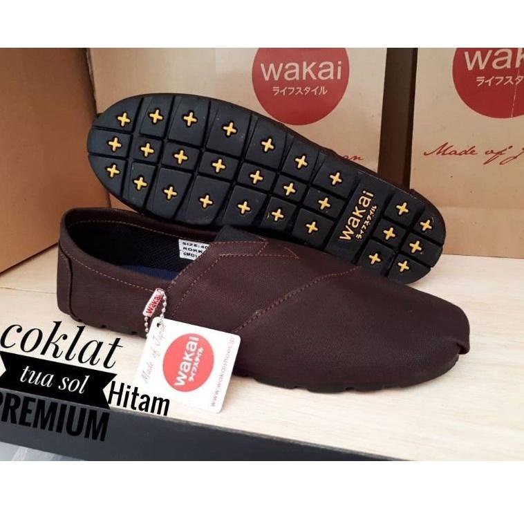 [SKU : DLMUZ] SEPATU SLIP ON PRIA WANITA WAKAI COKLAT TUA