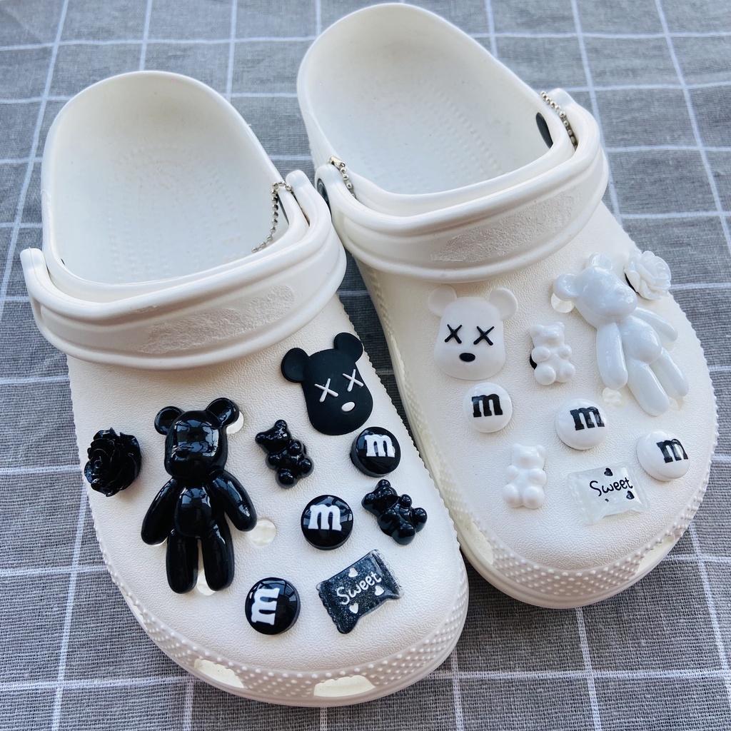 Jibbitz Crocs 18PCS / Set Charm Kancing Motif Kartun Beruang KAWS Untuk Aksesoris Sepatu#Sepatu Sneakers Wanita Model Lace-Up Warna Hitam + Putih