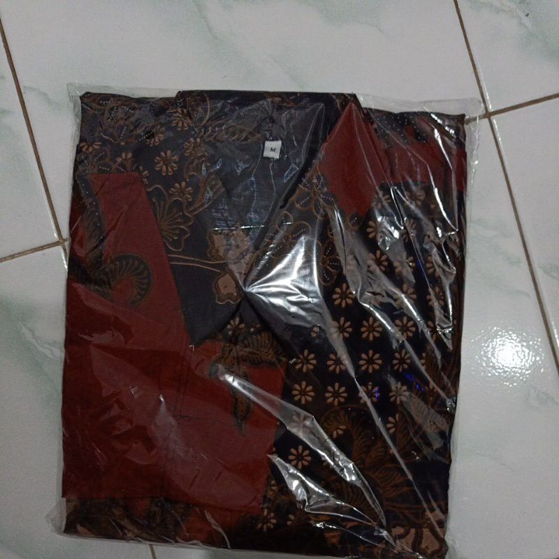 SELING MERAH UKAIL KEMEJA BATIK SOLO PRIA LENGAN PENDEK LAPIS FURING ATASAN BATIK PREMIUM MODERN KATUN HALUS NATANEGARA  WANGSA BIRU WIRAYUDA NAVY KENCONO UNGU KRISNABAYU NAVY BULUSETA  DAUN PISANG SOGAN KRISNABAYU NAVY DEWANGGA BIRU ANGSA BIRU PARAMARTA