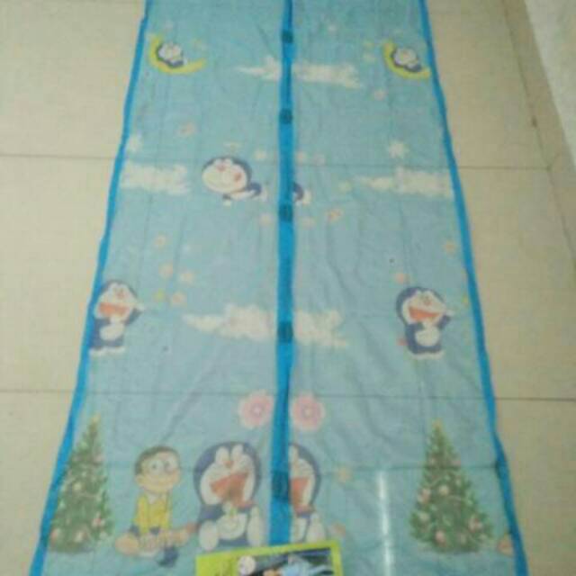 Tirai pintu magnet motif doraemon biru