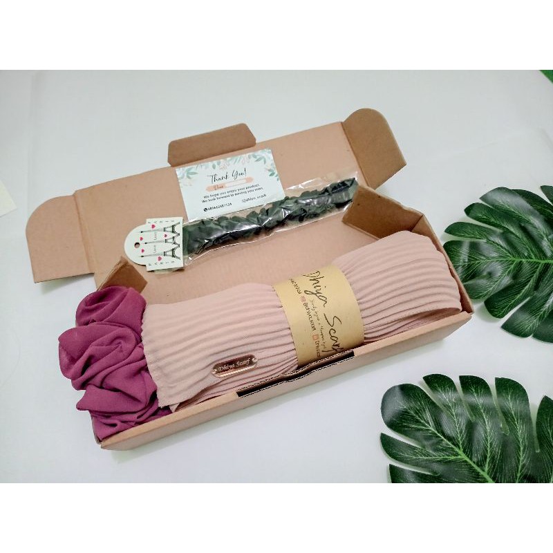 Hampers hijab pashmina plisket