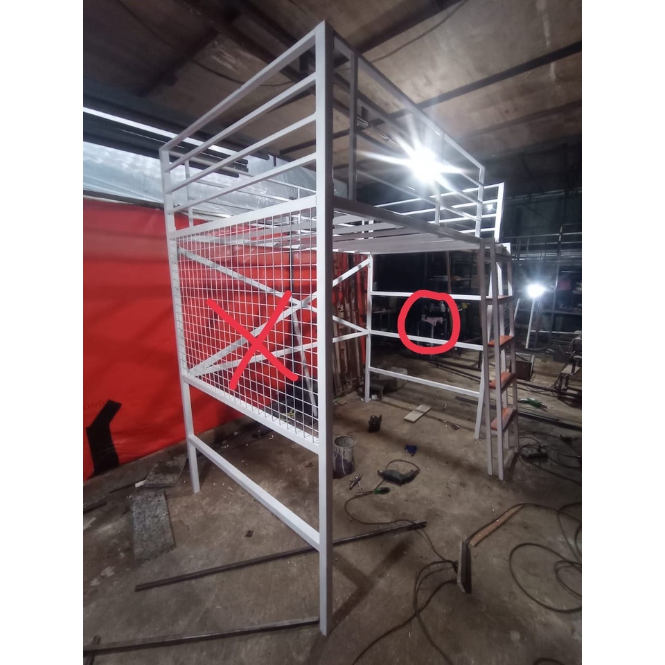 Ranjang Besi Tingkat Atas Pijakan Tangga & Meja Papan Plitur Custom