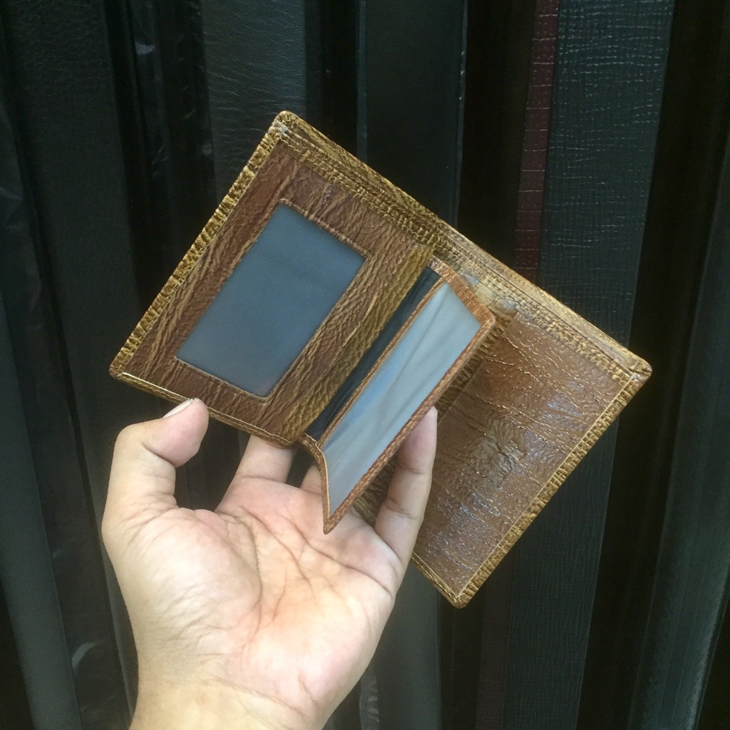 dompet pria model lipat buku bahan kulit sapi motif cetak urat kayu #dompet #dompetpria #dompetkulit