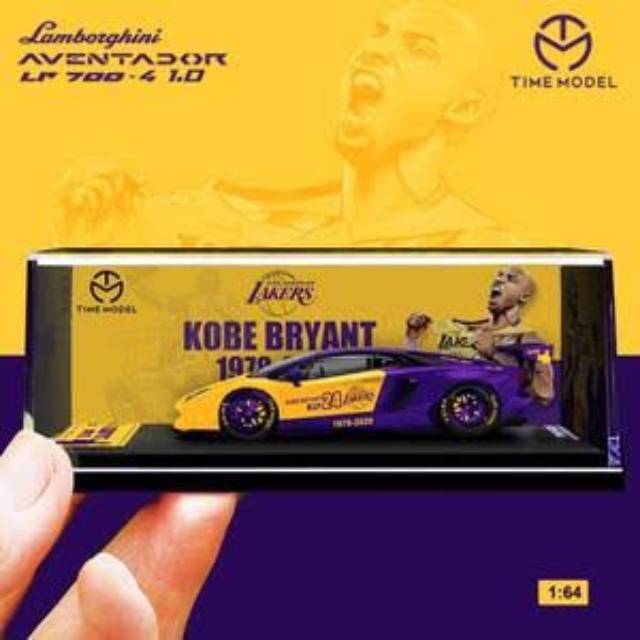 Time Model 1:64 Lamborghini Aventador reguler
Edisi Kobe Bryant