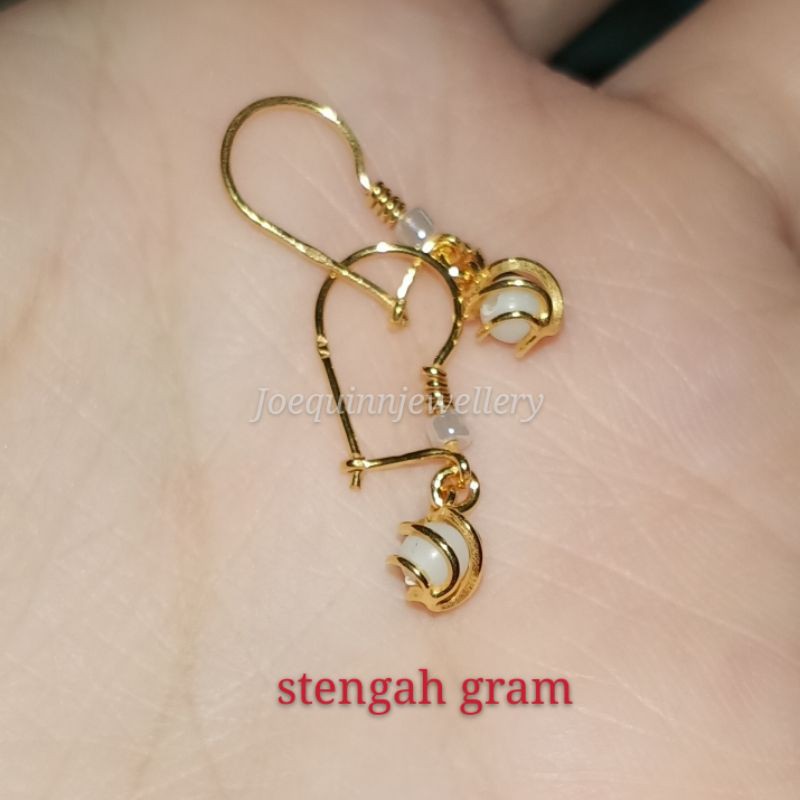 Anting mutiara kecil emas muda