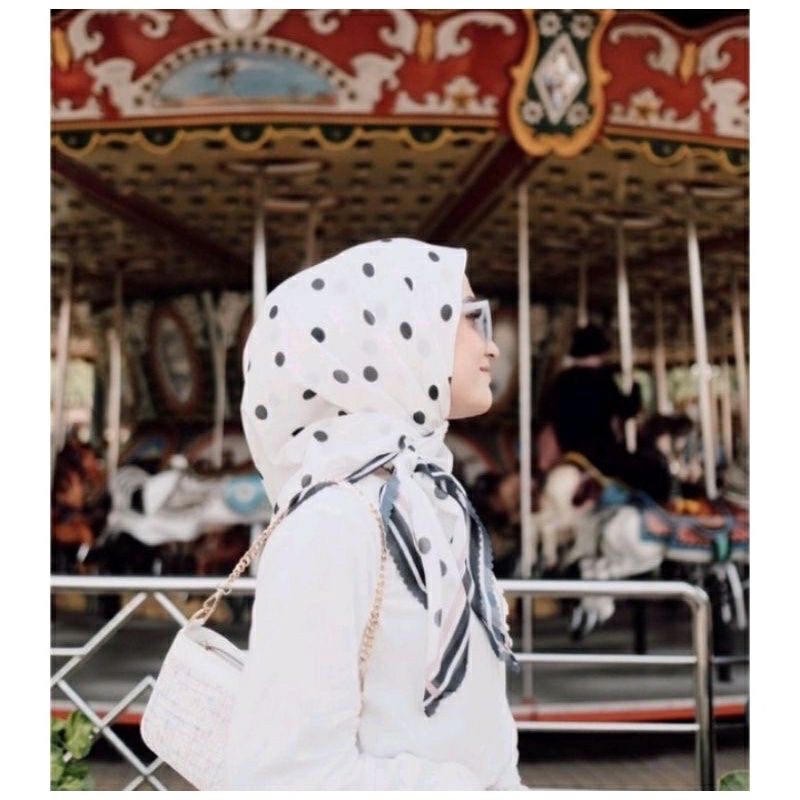 Kerudung vanilla hijab jilbab leopard love rantal polkadot / vanilla hijab segiempat voal motif vanilla chain / deenay kw button kw lasercut-Polkadot-putih