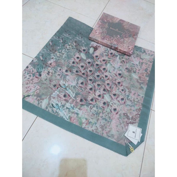 Buttonscarves Ederra Series Green Milieu