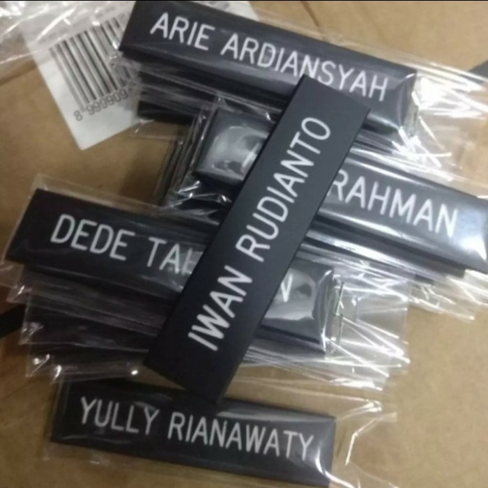 

Eklusif Nama Tag / Nama Gravir Hitam Dove (Magnet) Trendi