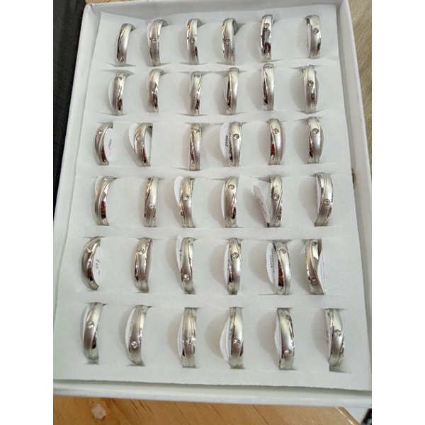 Cincin titanium silver mewah dan simpel harga per box ya.