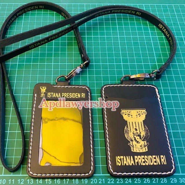 

Name Tag ID Card Tali Kulit ISTANA PRESIDEN RI Dompet Kartu Tali Kulit ISTANA PRESIDEN ORIGINAL