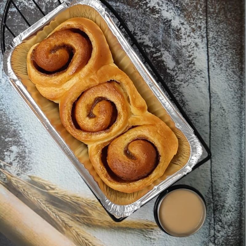 

Cinammon roll with sauce butter scotch perpack isi 3Rolls /Roti Homemade