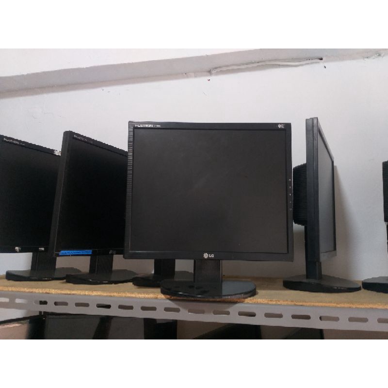 Monitor LCD 17 inch Kotak berbagai merk.