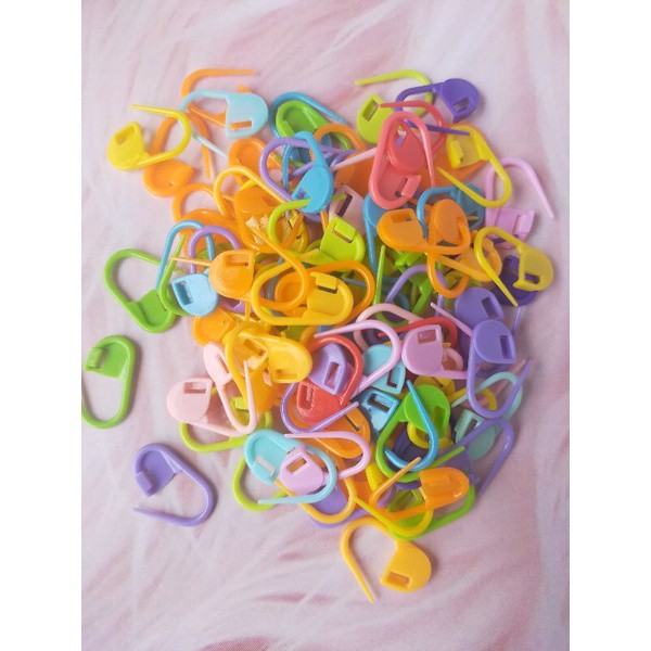 PENITI HIJAB PLASTIK WARNA WARNI RANDOM ISI 100 PCS