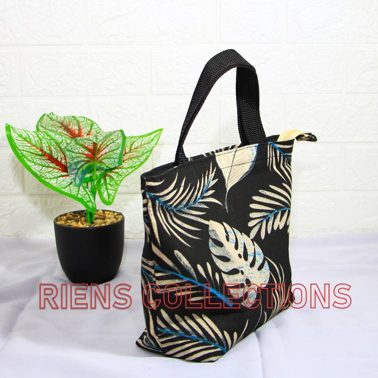 RIENS COLLECTIONS. HANDBAG KECIL BAHAN KANVAS MOTIF FLORAL LATAR HITAM