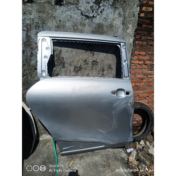 pintu belakang kanan toyota sienta