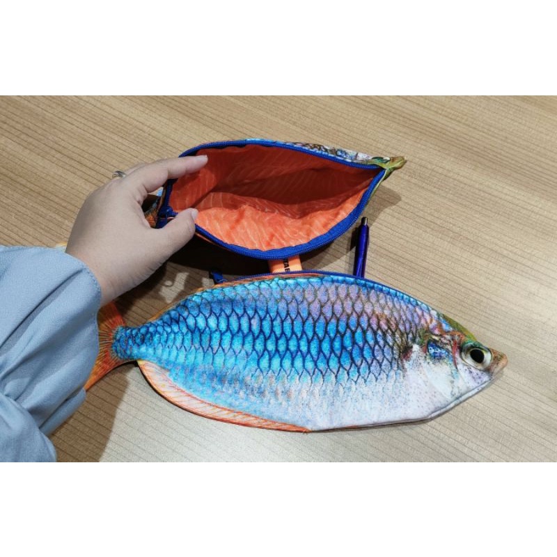 

Pouch Tempat Pensil Bentuk Karakter Ikan Rainbow Unik