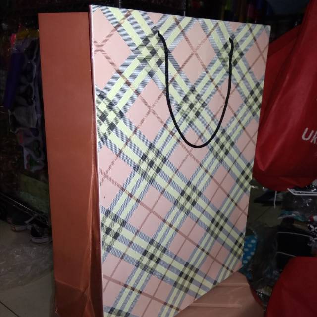 

paper bag xl motip Burberry isi 12pcs terlaris dan murah(new)