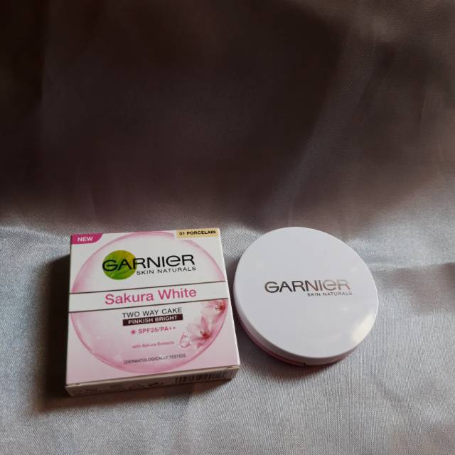 Garnier sakura white two way cake