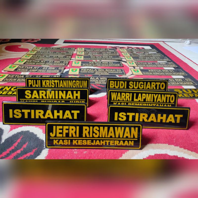

Papan Nama Meja
