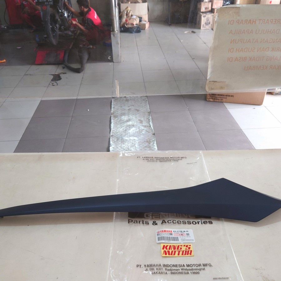 MOLE SIDE SIRIP XMAX X-MAX BIRU DOFF KANAN B74-F171M-P6