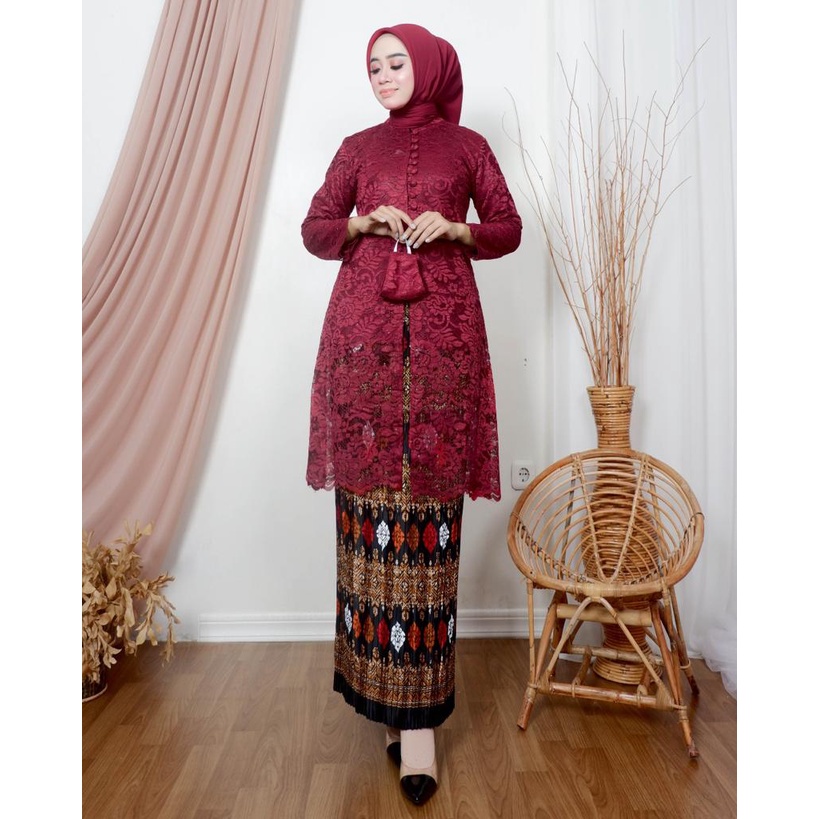 SET KEBAYA BROKAT KANCING BANYAK DI DEPAN/ SET BAJU KONDANGAN DENGAN ROK BATIK PLISKET/ SET BAJU PES