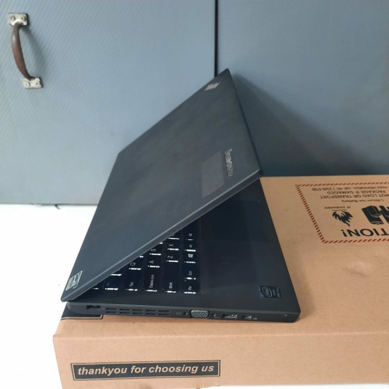 Laptop Lenovo Thinkpad X240 Cor i5-4300U Ram 4GB/500GB keyboard backlight Windows 10 full aplikasi Slim Mulus