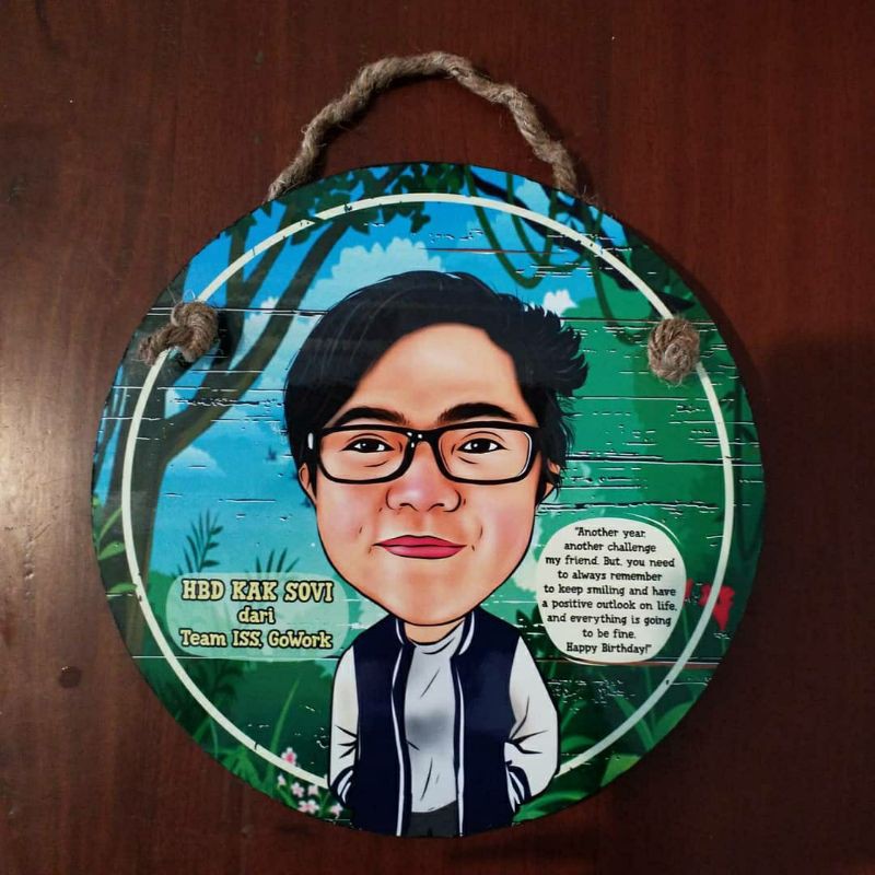 KARIKATUR DI MEDIA KAYU BENTUK BULAT