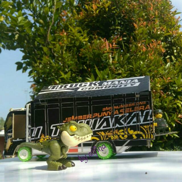 Miniatur truk Shopee Indonesia